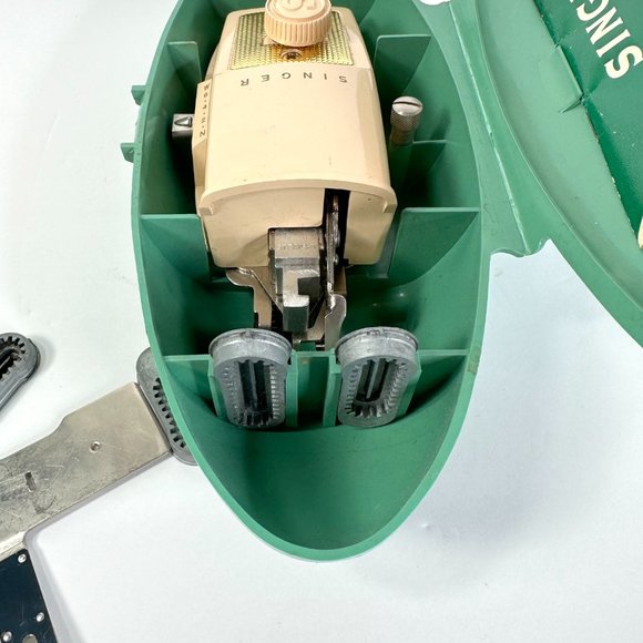 Singer Buttonholer in Case with Cams - Picture 8 of 16